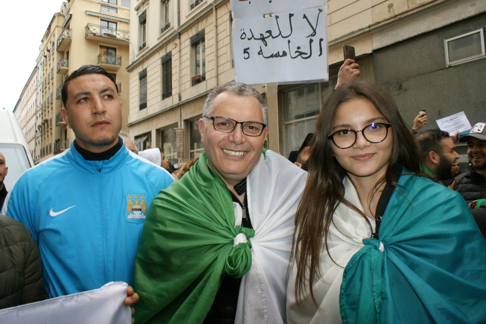 saddik-avec-sa-fille-quot-il-est-la-depuis-trop-longtemps-il-est-mourant-qu-il-parte-quot-photo-pascal-charret-1552154284