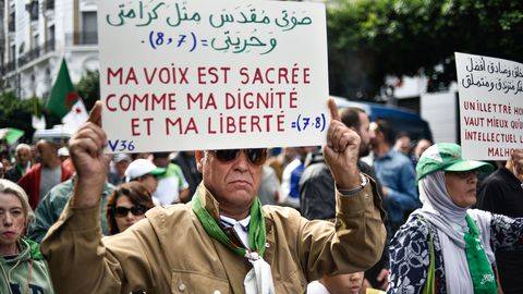 un-manifestant-algerien-proteste-a-alger-contre-le-gouvernement-le-25-octobre-2019_6225574