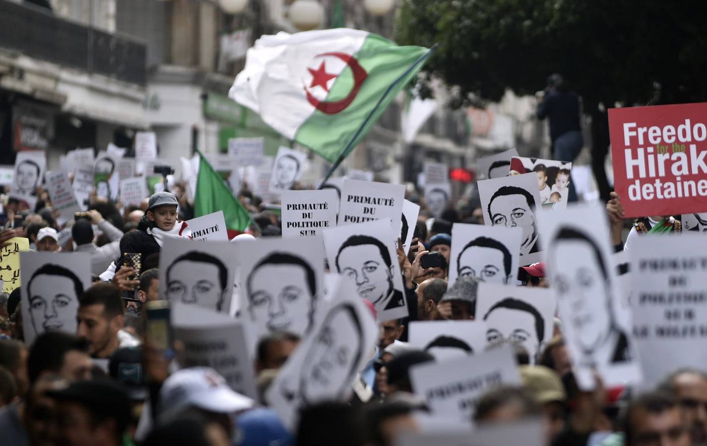 manifestants-algeriens-brandissent-portrait-Ramdane-Abane-ancien-dirigeant-mouvement-independance-27-decembre-2019-Alger_0_1400_884